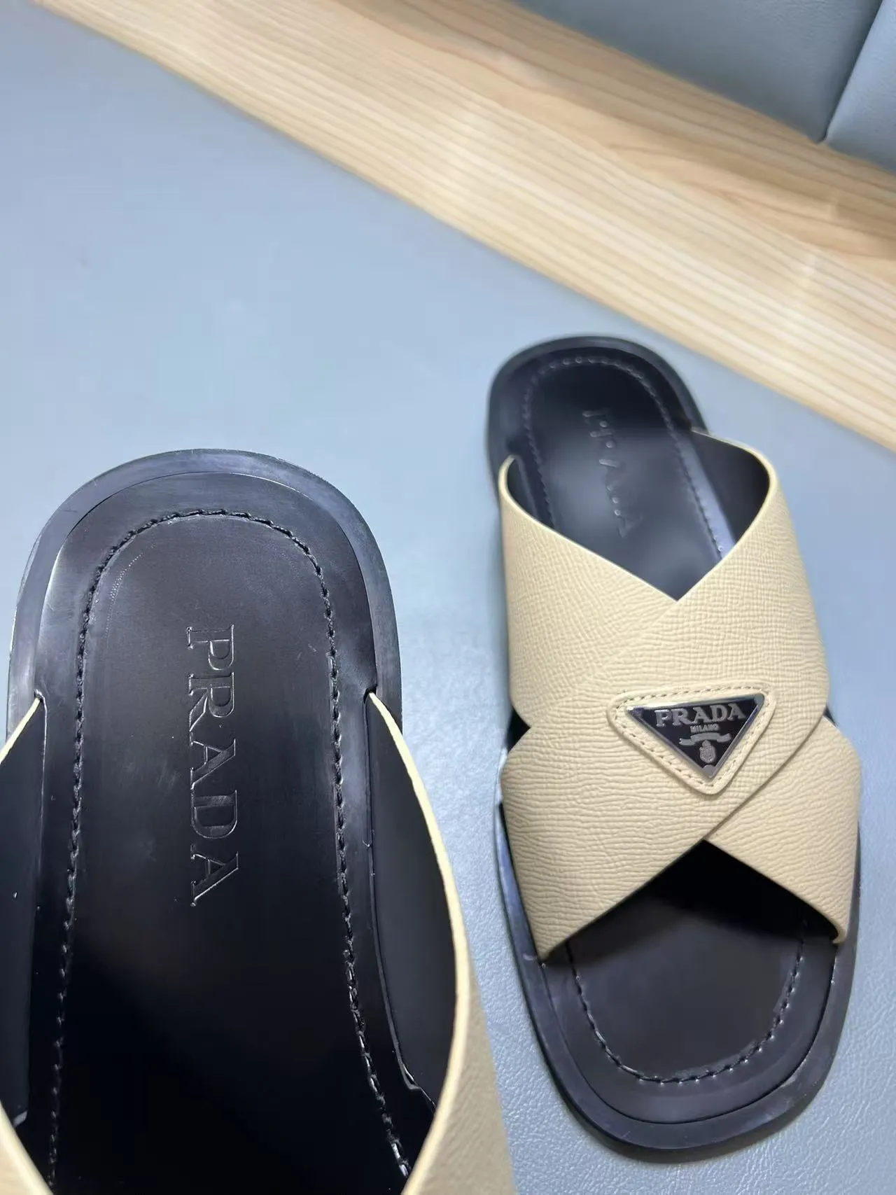 340💰PRADA Prada’s latest slippers are synchronized with the official website. This slipper is made of the brand’s unique and iconic Saffiano leather. The brand logo jumps out from the double straps, and the brand style is clearly visible. Cowhide gives men elegant charm and functional design, making it an ideal choice for vacation and leisure. Size:38-45